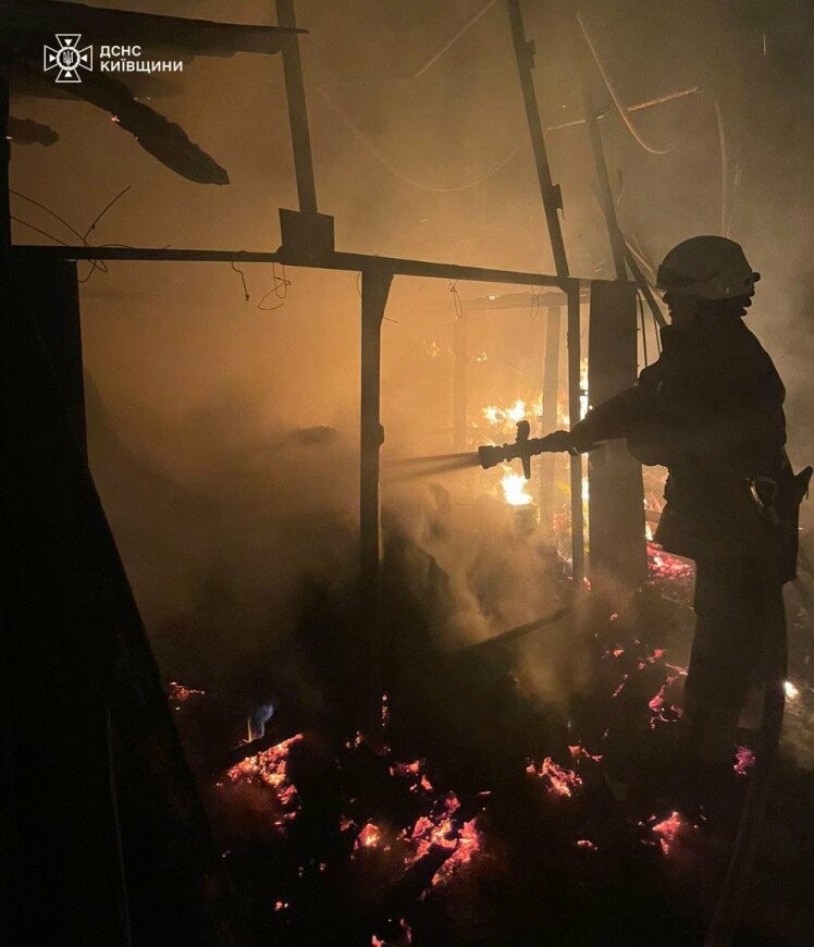 На Броварщині під час пожежі врятували чоловіка