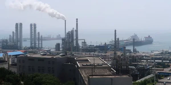Китайська державна нафтогазова компанія PetroChina планує закрити останню діючу установку з переробки нафти на своєму найбільшому нафтопереробному заводі Китайська державна нафтогазова компанія PetroChina планує закрити останню діючу установку з переробки нафти на своєму найбільшому нафтопереробному заводі