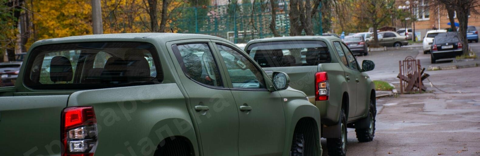 Броварська міська рада передала захисникам дві автівки «Mitsubishi L200»