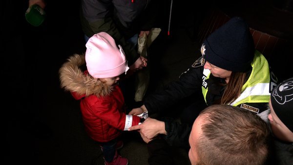 У Броварах містянам безкоштовно роздають світловідбивальні стрічки