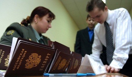 Російські окупанти змушують школярів отримувати паспорти росії 