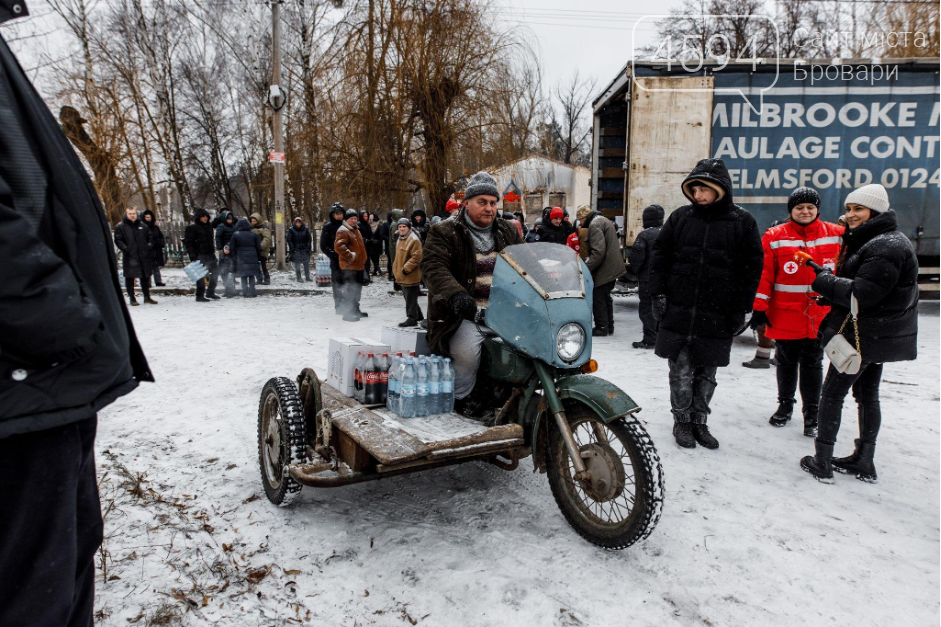 Мешканці використовують транспортні засоби, щоб забрати гуманітарну допомогу / Фото Кока-Кола Україна