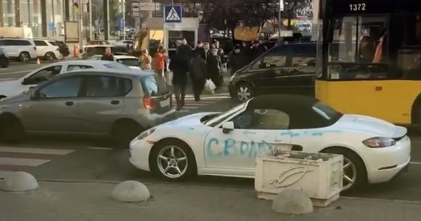 Блондинка - розмалювала і розтрощила сокирою припаркований Porsche Блондинка - розмалювала і розтрощила сокирою припаркований Porsche, Головний редактор