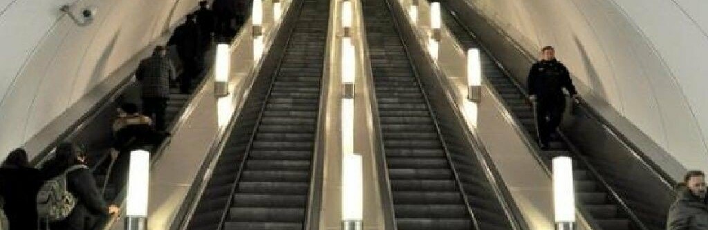 Володимир Зеленський закликає уряд закрити метро, ресторани та торг... Володимир Зеленський закликає уряд закрити метро, ресторани та торгові центри, Головний редактор