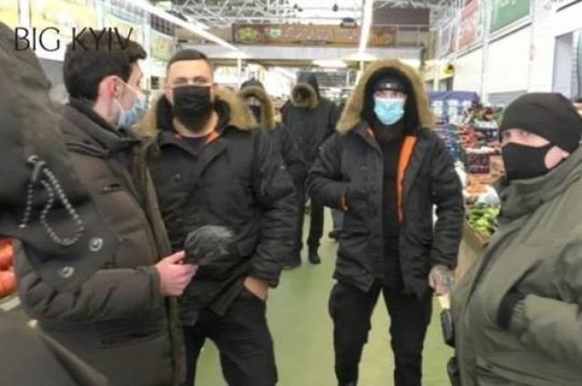 Журналістів на Столичному ринку побили учасники стрільби в Броварах Журналістів на Столичному ринку побили учасники стрільби в Броварах