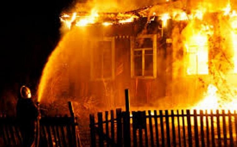 На Броварщині дві години гасили палаючий будинок